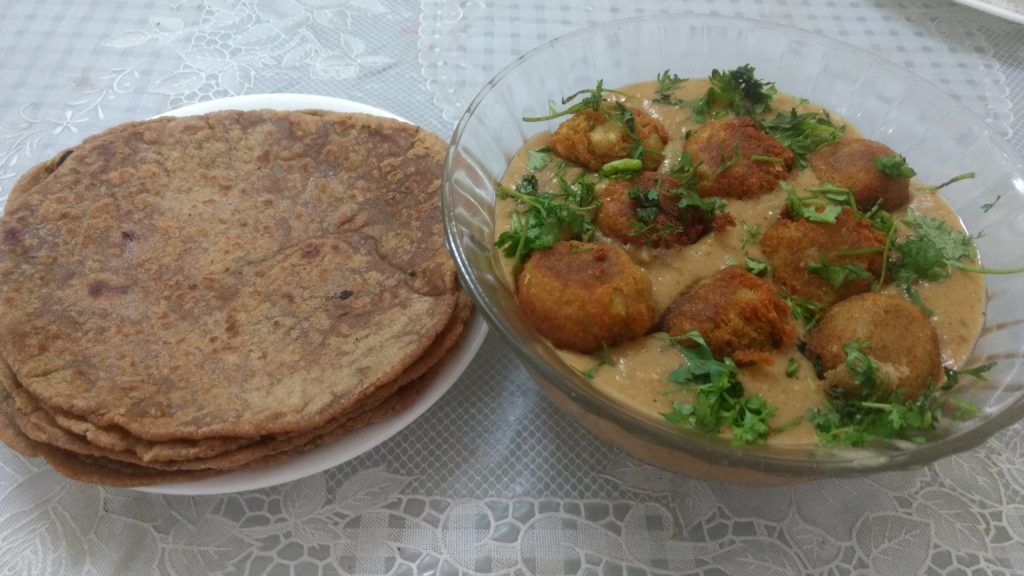 Rajgira Roti with Kacchya Kelyache Kofte